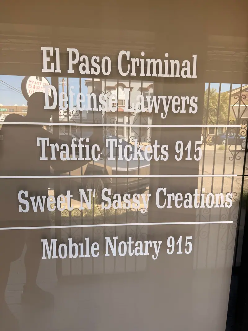 Puerta de vidrio en 718 Myrtle Avenue en El Paso con los nombres El Paso Criminal Defense Lawyers, Traffic Tickets 915, Sweet N' Sassy Creations y Mobile Notary 915